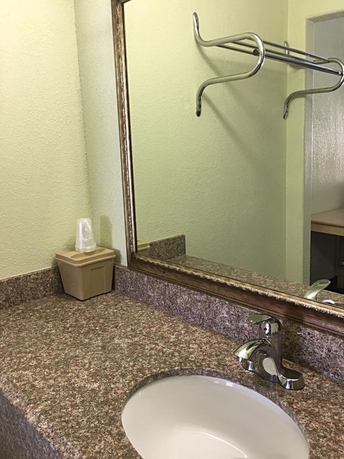 Budget Inn Hallettsville Exterior foto